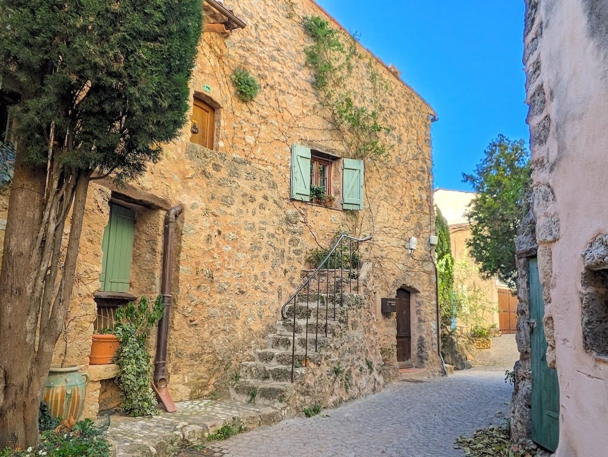 rue du village de Tourtour dans le Var