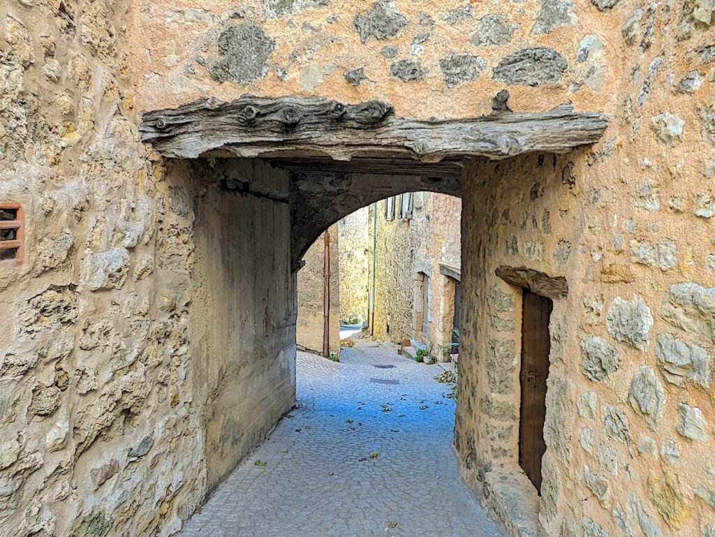 tourtour, vue d'une rue ancienne - Var